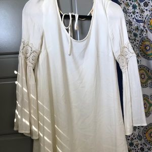 Flowy cream dress with lace